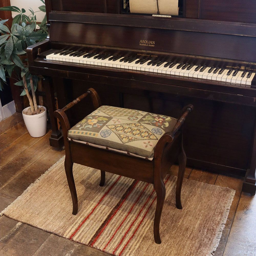 オシャレな刺繍の座面です♪ ピアノスツール VC109-121 – アンティーク