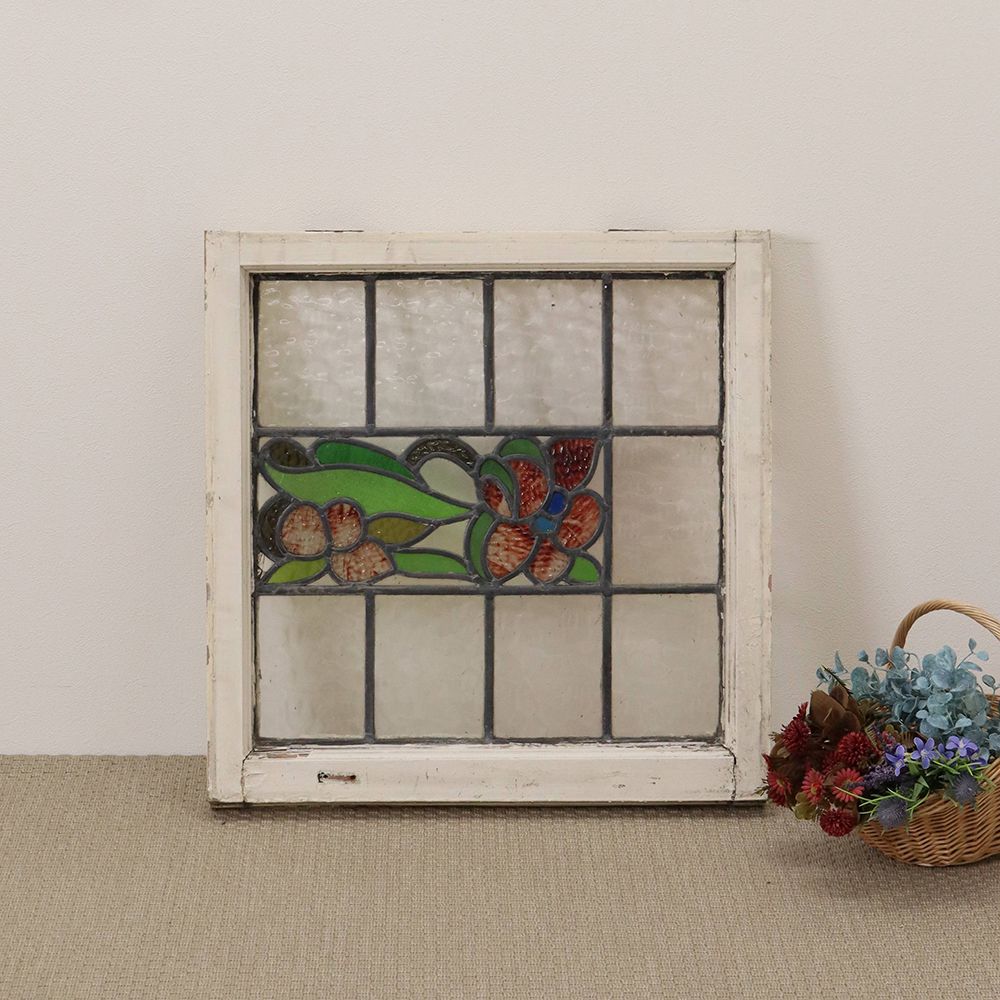 花のようなデザインがきれい♪ アンティーク・ステンドグラス