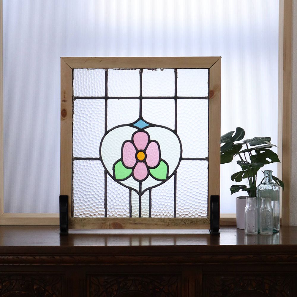 お花の上の青いガラスがアクセント♪ アンティーク・ステンドグラス