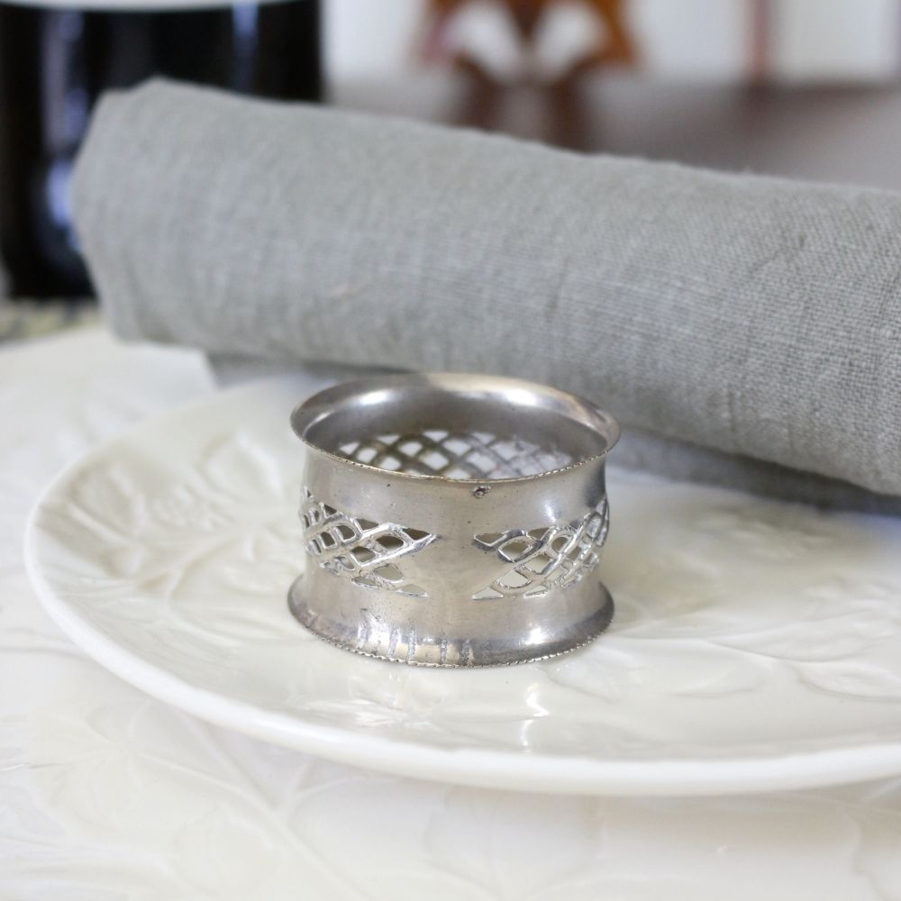 透かしの細工がオシャレ♪ ヴィンテージ ナプキンリング VC70-02707-1