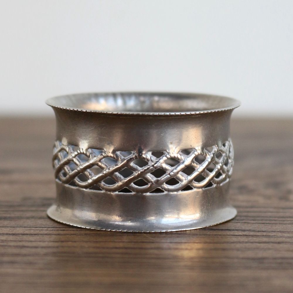 透かしの細工がオシャレ♪ ヴィンテージ ナプキンリング VC70-02707-1