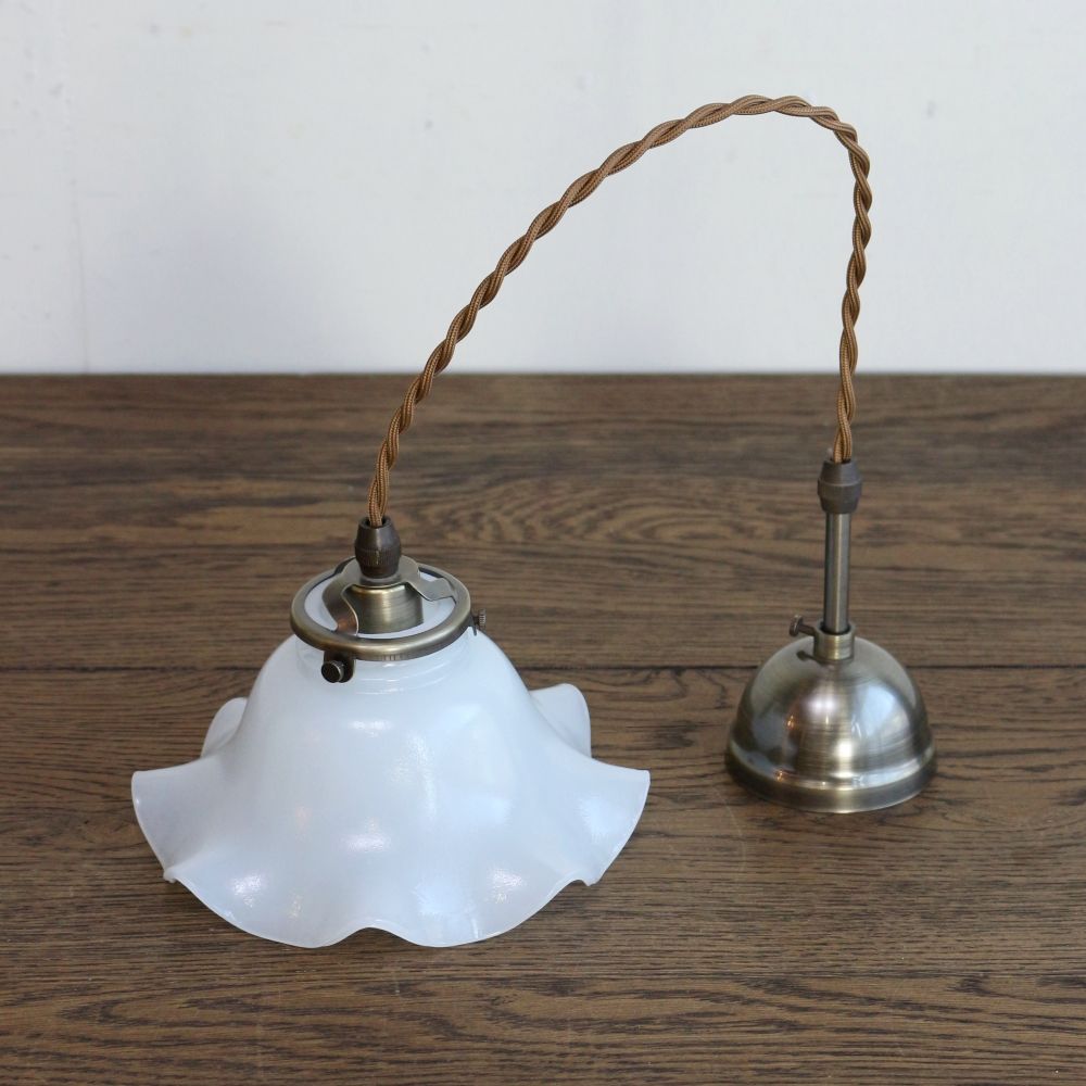 大きなフリルがかわいいデザイン♪ ミルクガラスのペンダントランプ