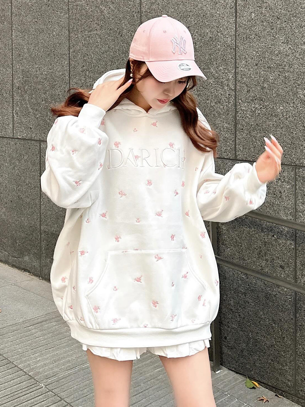 Lillilly 羽の刺繍付きクロップドフーディ Tops | lilLilly official