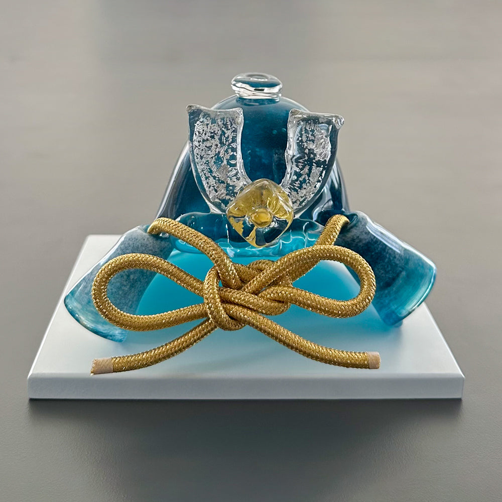 五月人形・兜飾り ichi glass 海色の兜 ガラスの兜飾り｜出産祝い