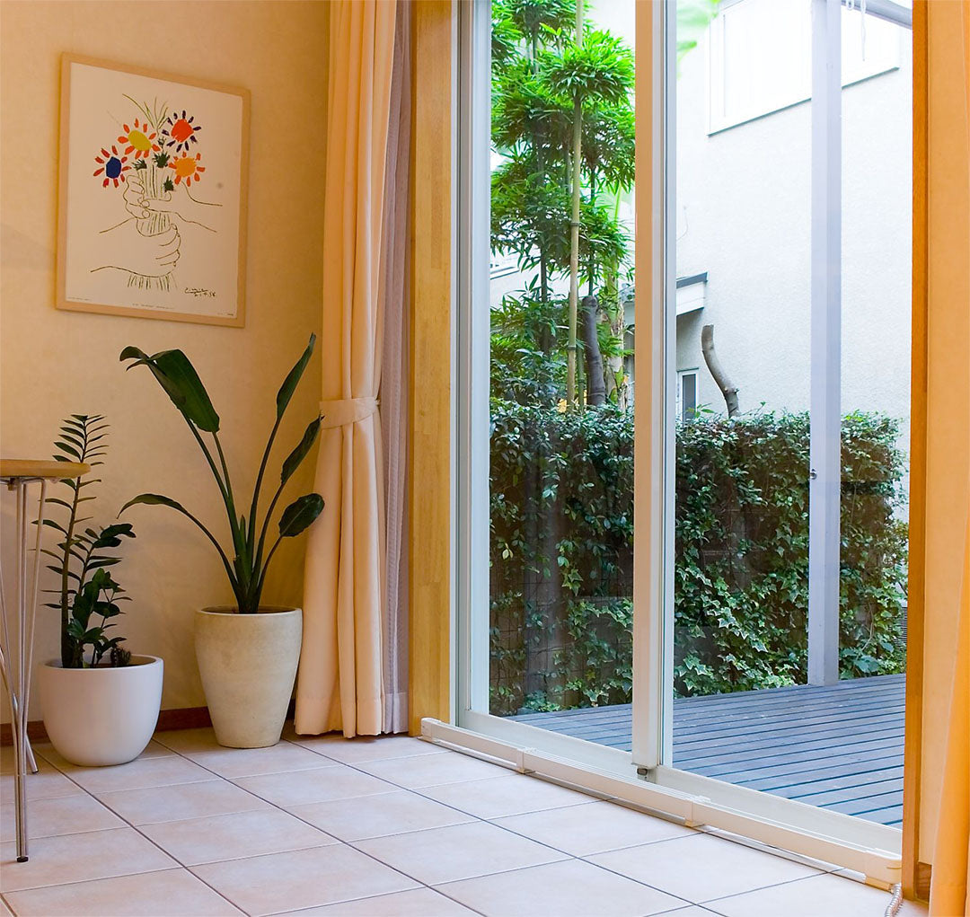 窓から部屋の寒さを解決する森永ウインドーラジエーター。W/R-1219