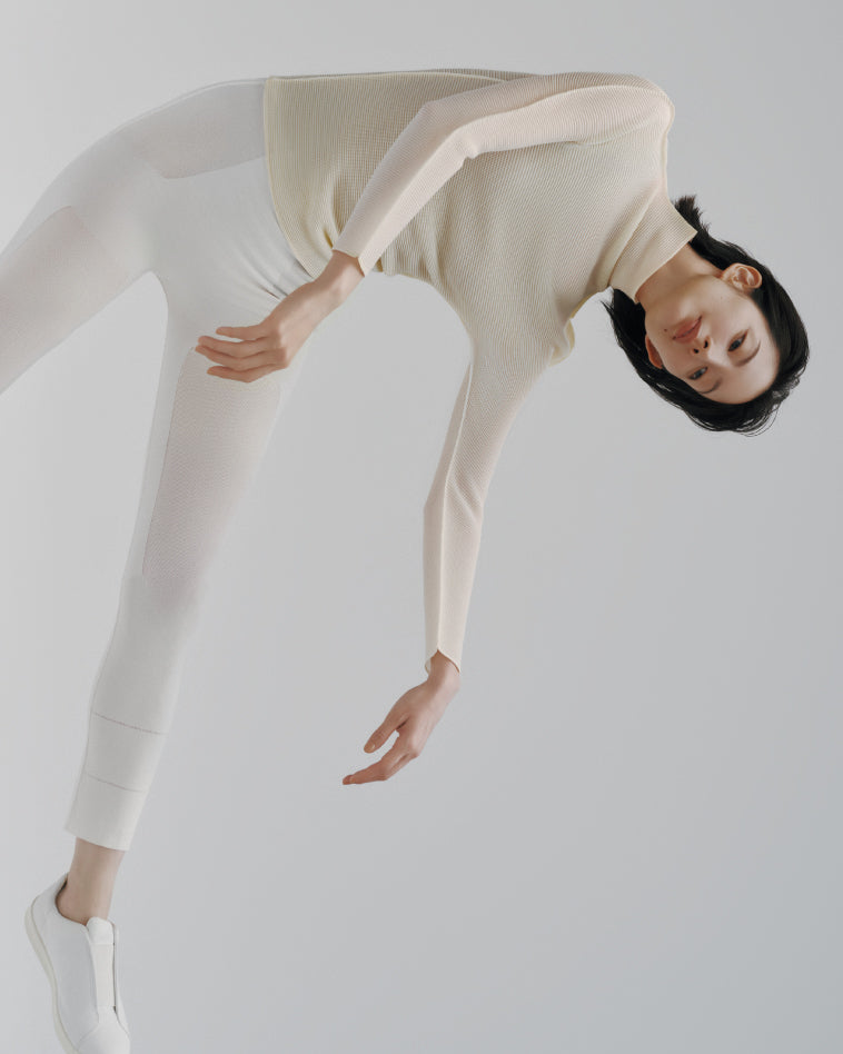 新ビジュアル公開「STRETCH PLEATS」 – isseymiyake.com