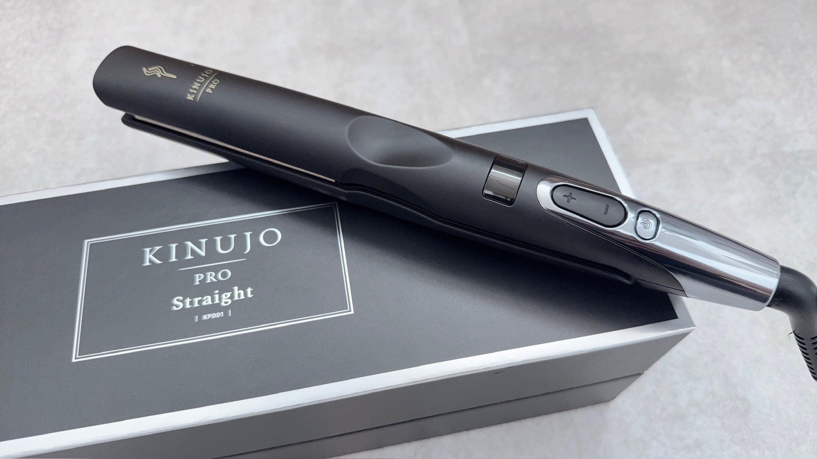 絹女と絹女ワールドはどっちがいい？ストレートアイロンの違いを美容師