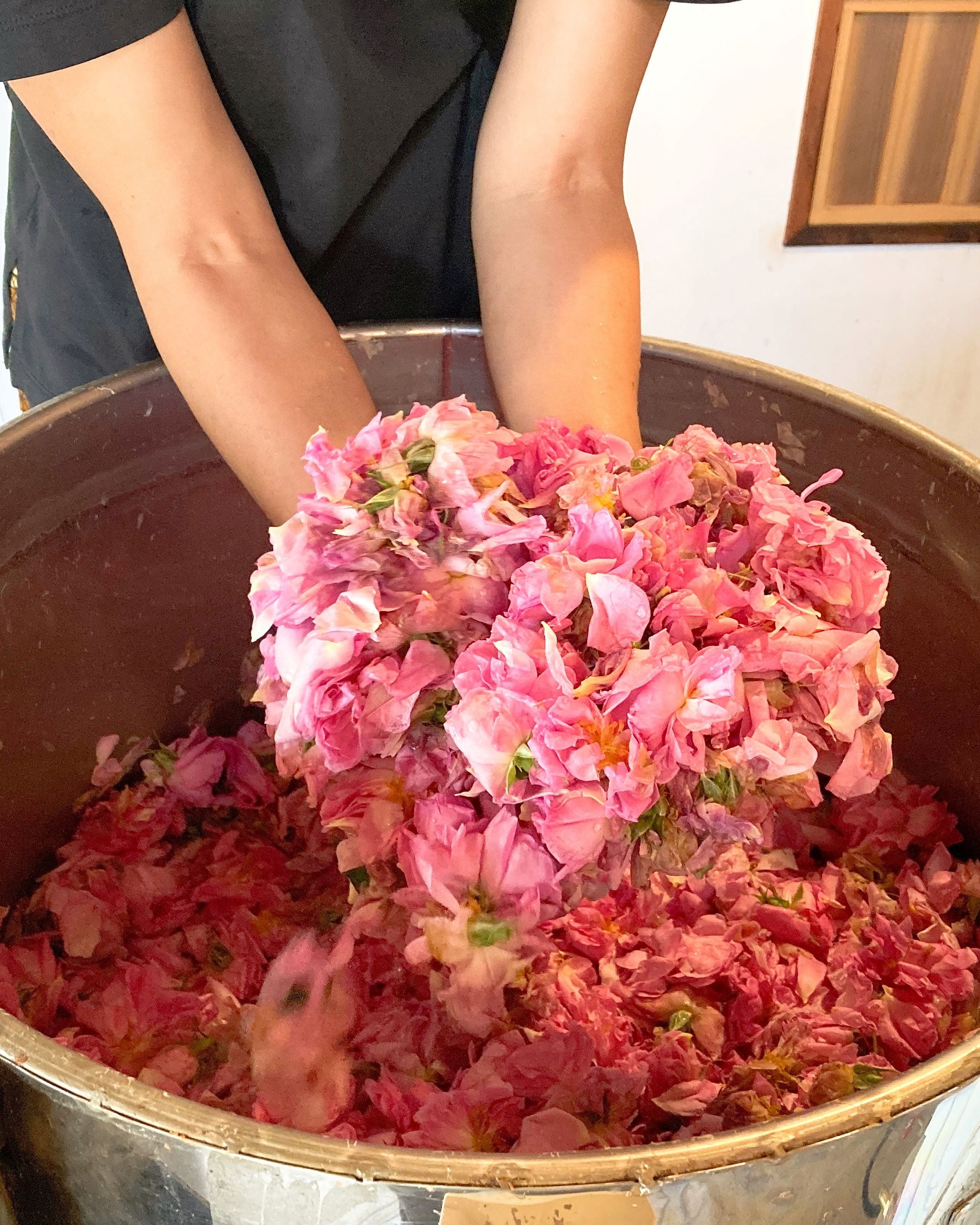 国産ローズ精油 1ml｜”香りの女王”ダマスクローズから得られるローズ