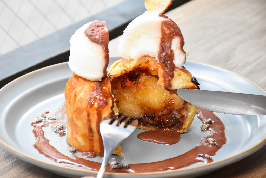 毎冬絶大な人気の「チョコレートアップルパイ」が今年も登場。ゴロゴロ