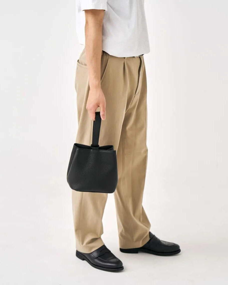 売れすぎて予約でしか買えない!?噂の巾着レザーバッグの人気の理由とは