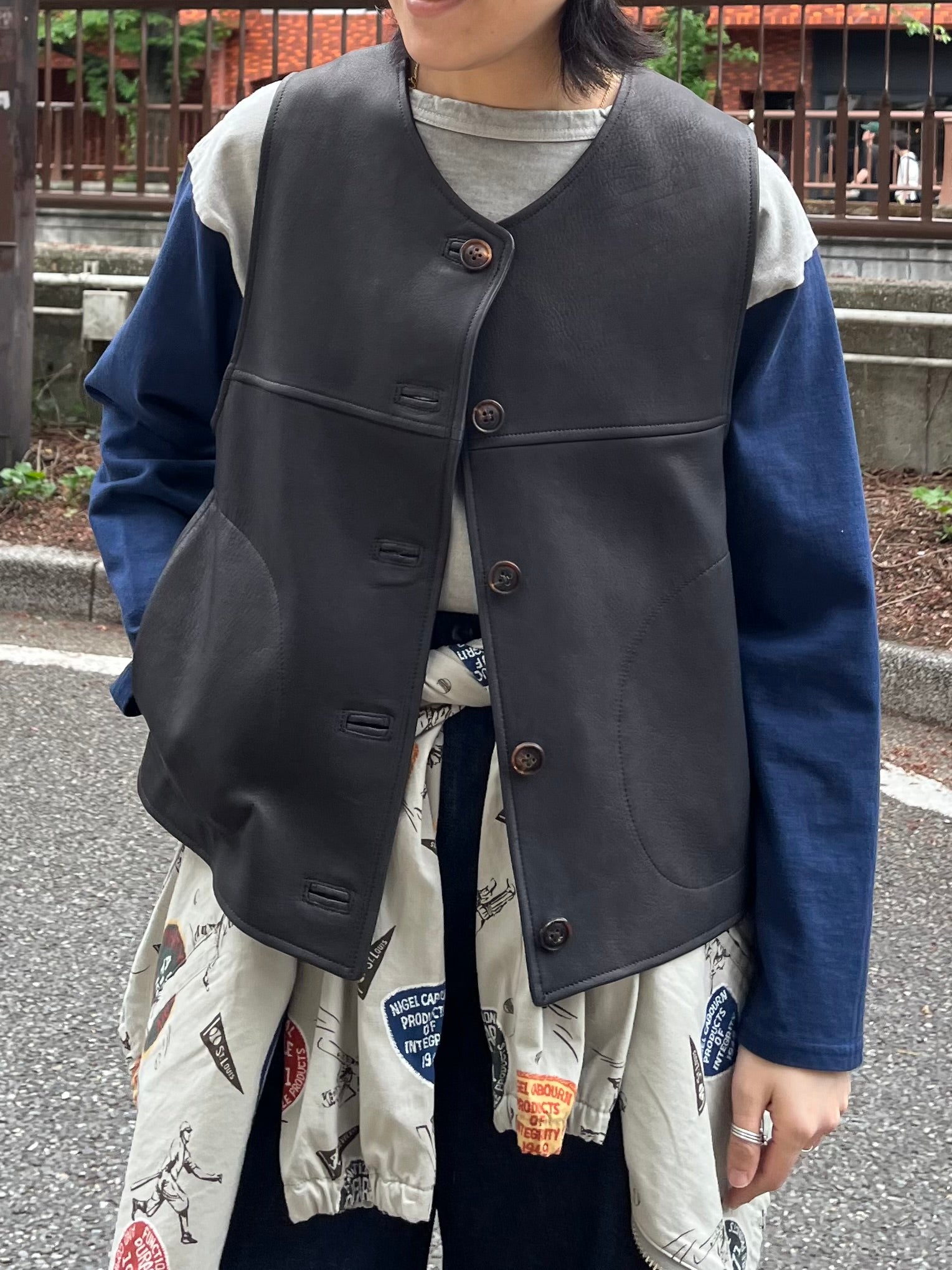 着ること以上の価値》LEATHER JERKIN VEST – ナイジェル・ケーボン