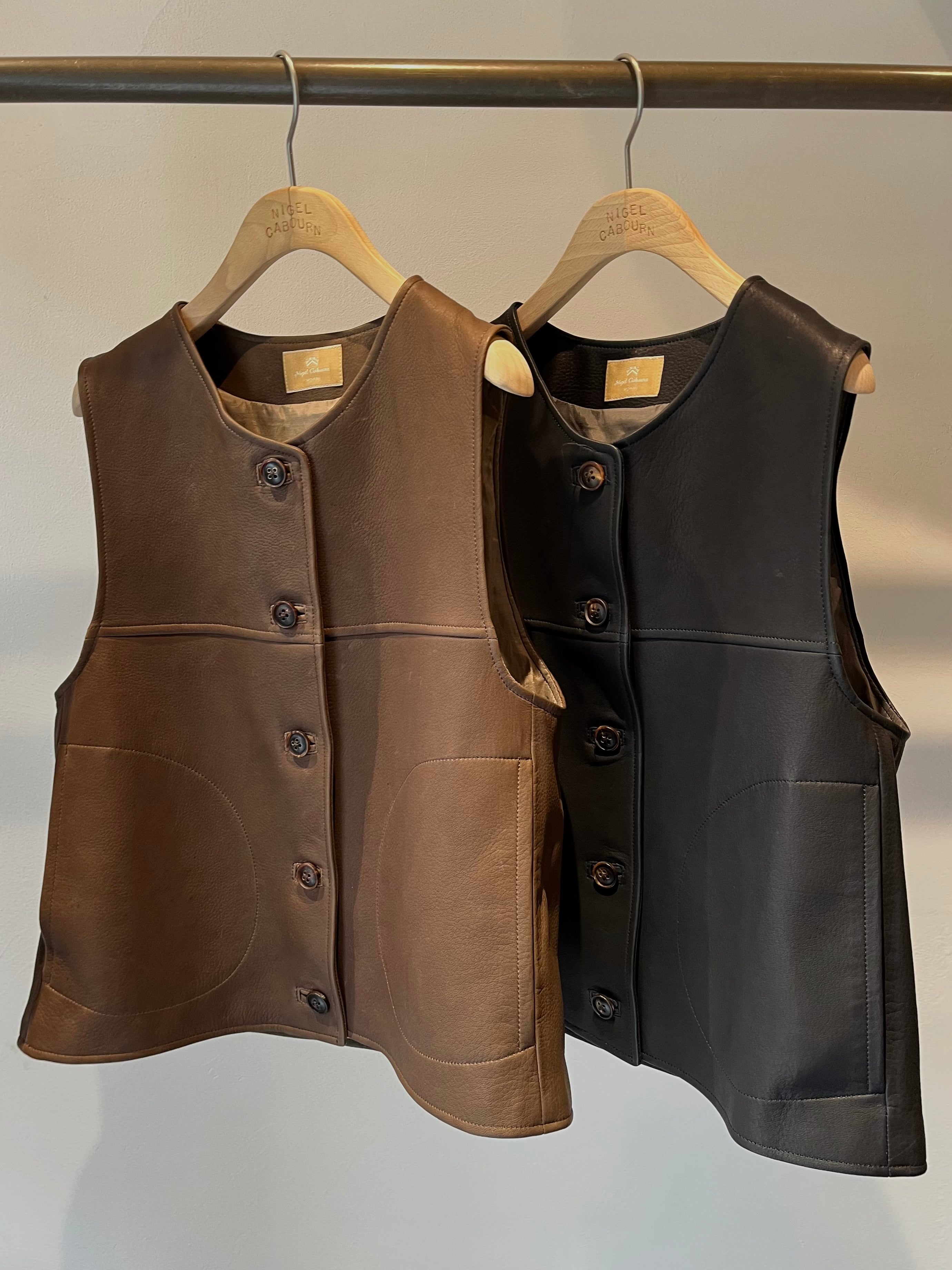 着ること以上の価値》LEATHER JERKIN VEST – ナイジェル・ケーボン