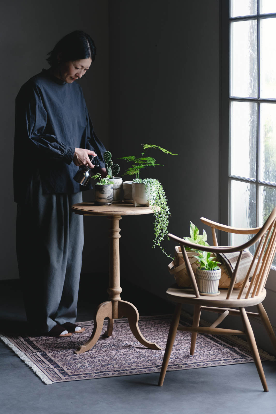 Oak サイドテーブル ラウンド – 曲線美とオークの温もりを纏う上質家具