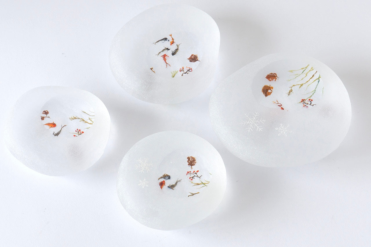 日の出ガラス工芸社・久保裕子「秋と冬の石文鎮」 – 雨晴/AMAHARE