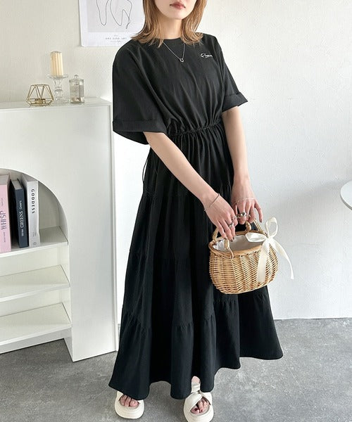 女性らしさを引き立てるデザインが魅力。胸刺繍ドロストティアード