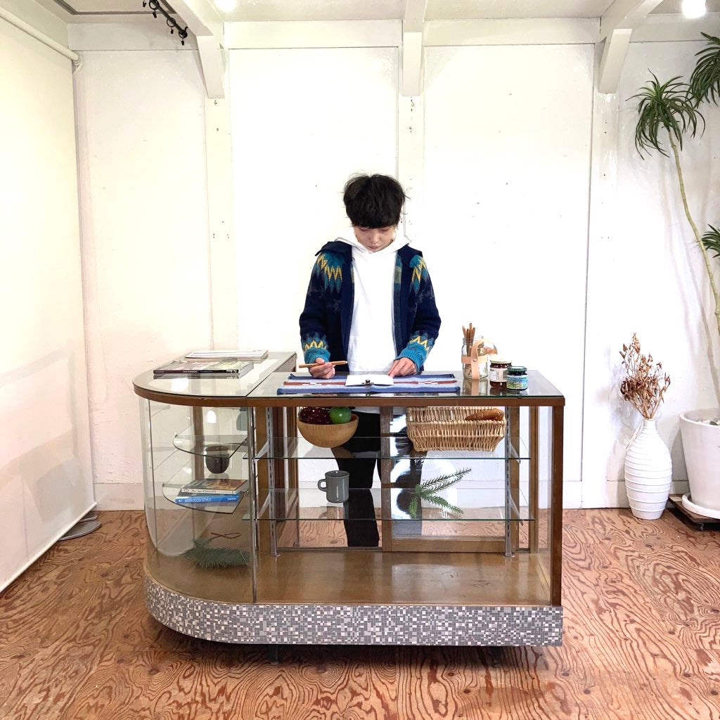 レトロなL字ガラスショーケース コーナーショーケース パンケース