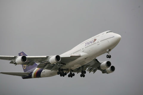 タイ国際航空 747: 機内の文化とホスピタリティ – MotoArt PlaneTags