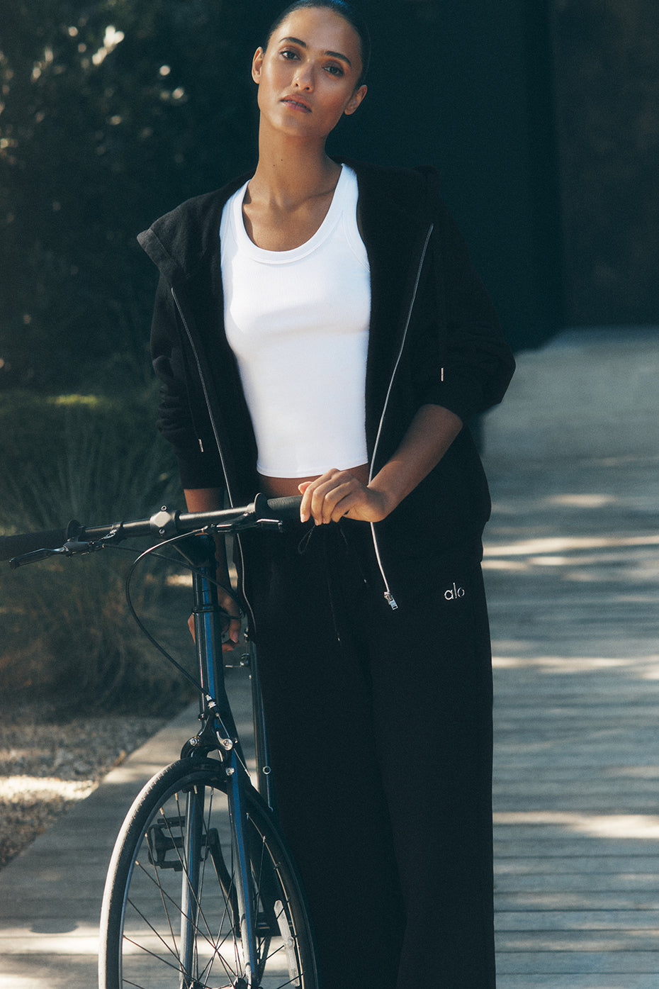 Cropped Accolade Crewneck - Black | ALO