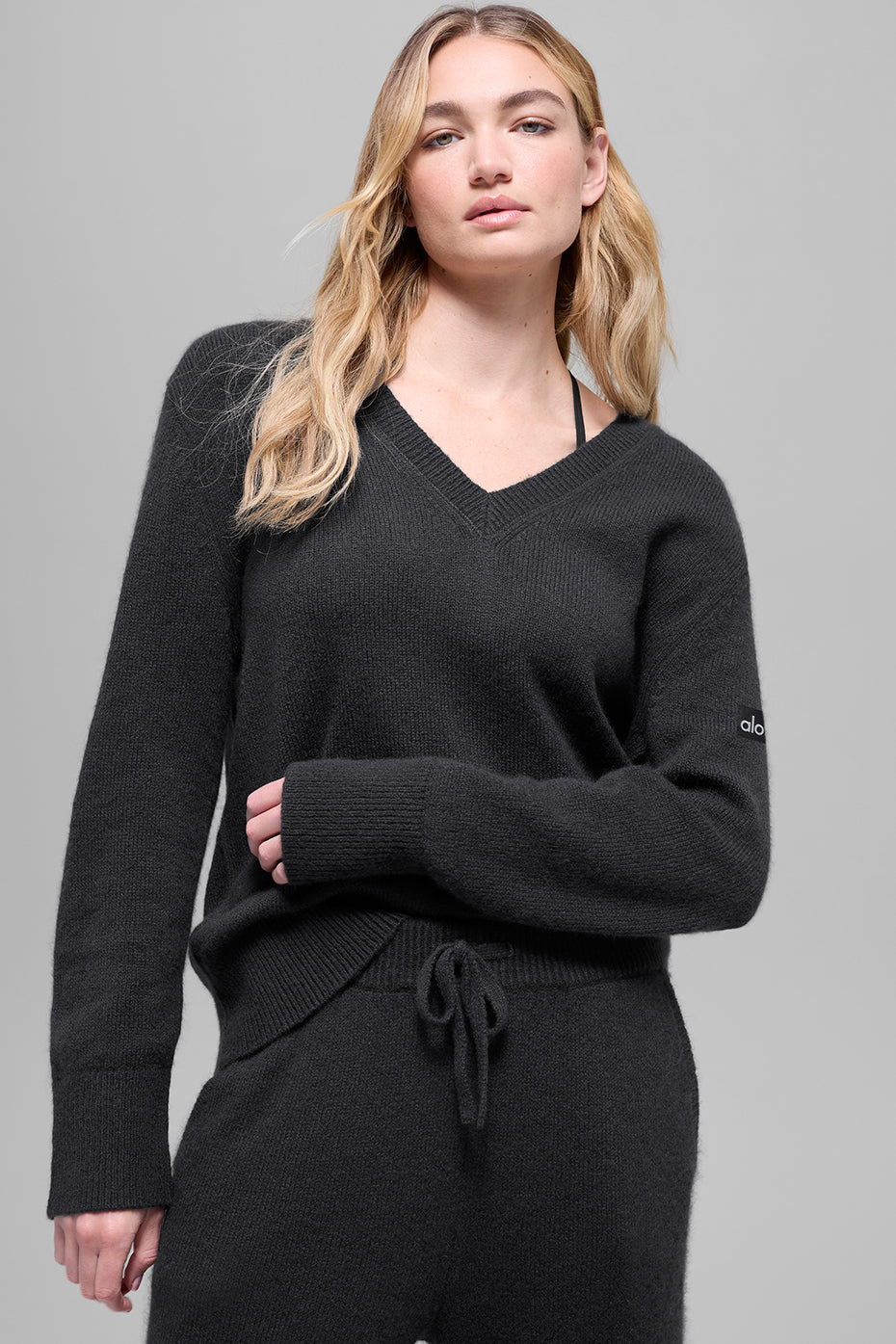 Cropped Accolade Crewneck - Black | ALO
