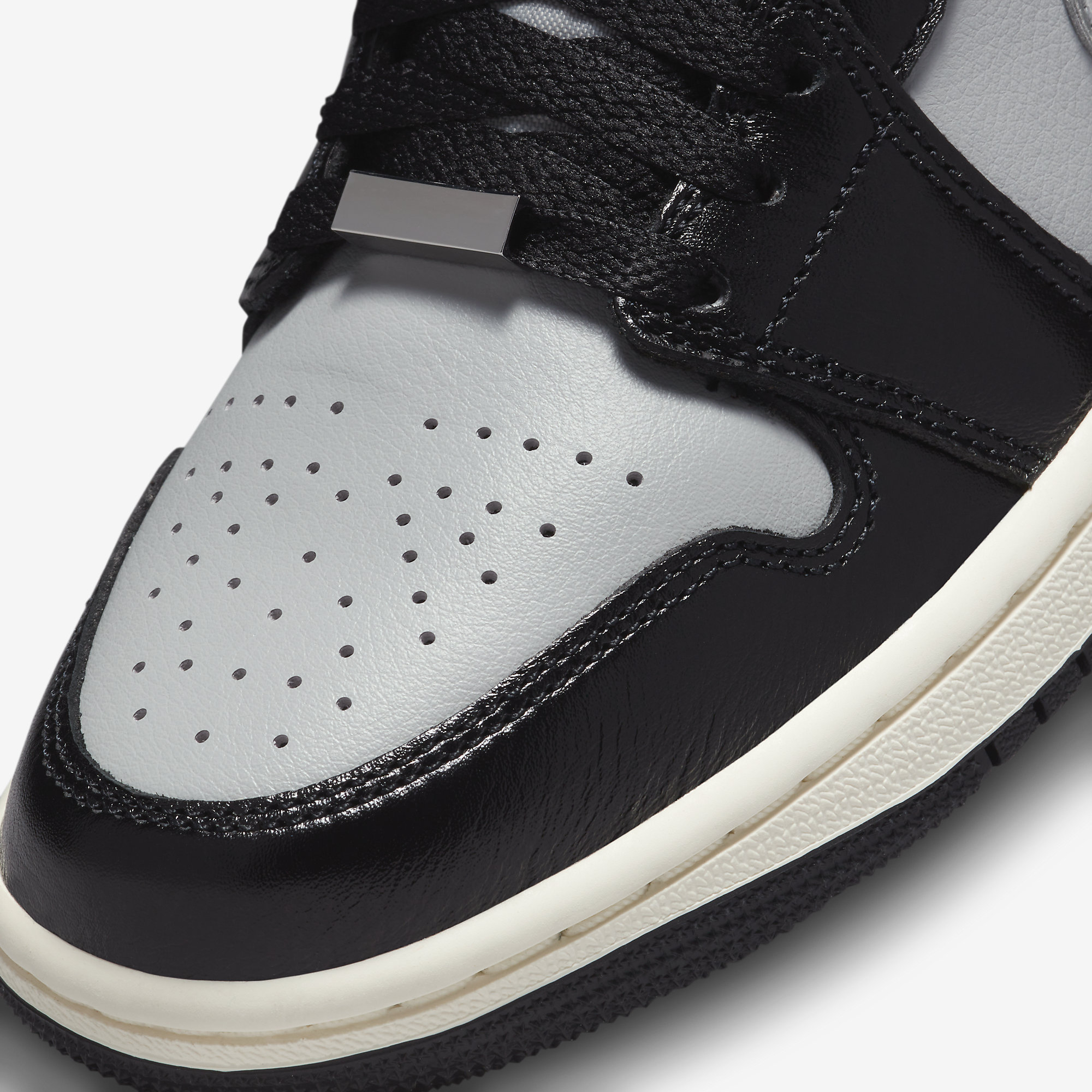 Tênis Nike Air Jordan 1 Mid - Preto e Cinza