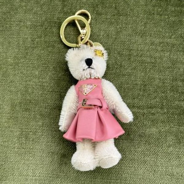 PRADA(プラダ)の『ベアバッグチャーム』に熱視線!〈韓国アイドルも愛用