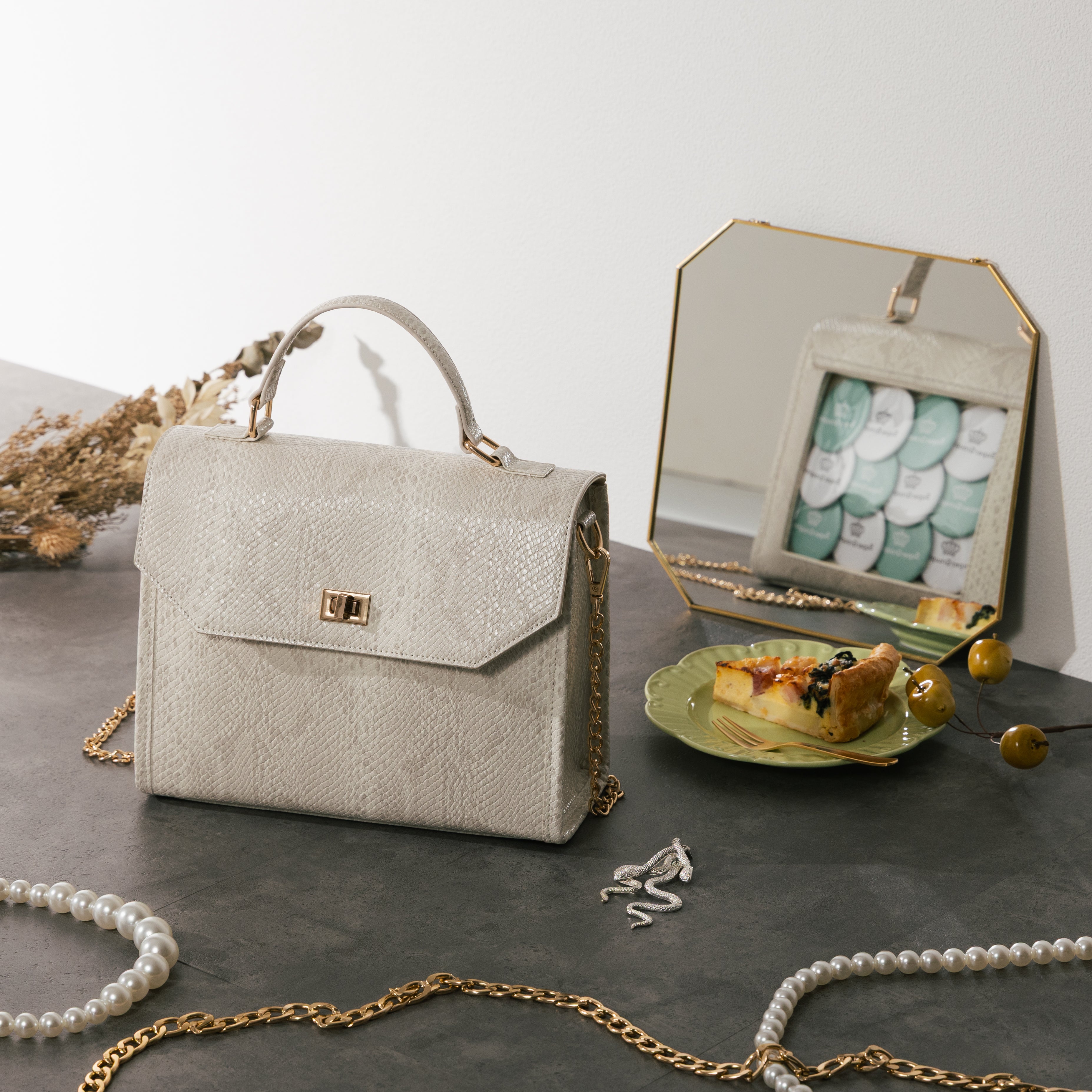 ヘビ柄デザイン！ ハンドバッグ ホワイト ファン・デ・バッグ ファン