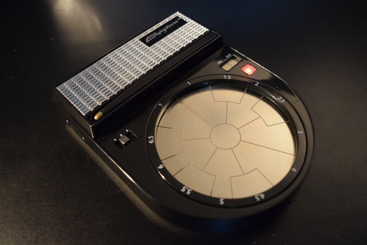 童心に返って遊べるユニークなポケット・ドラム・マシン『Stylophone