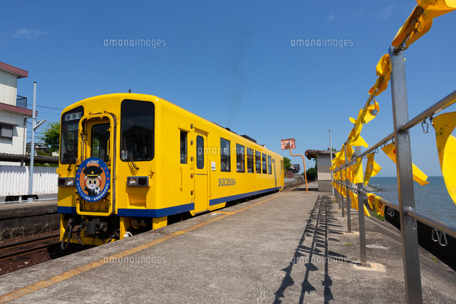 大三東駅の黄色いハンカチと列車の写真素材 [FYI07846296] | ストック