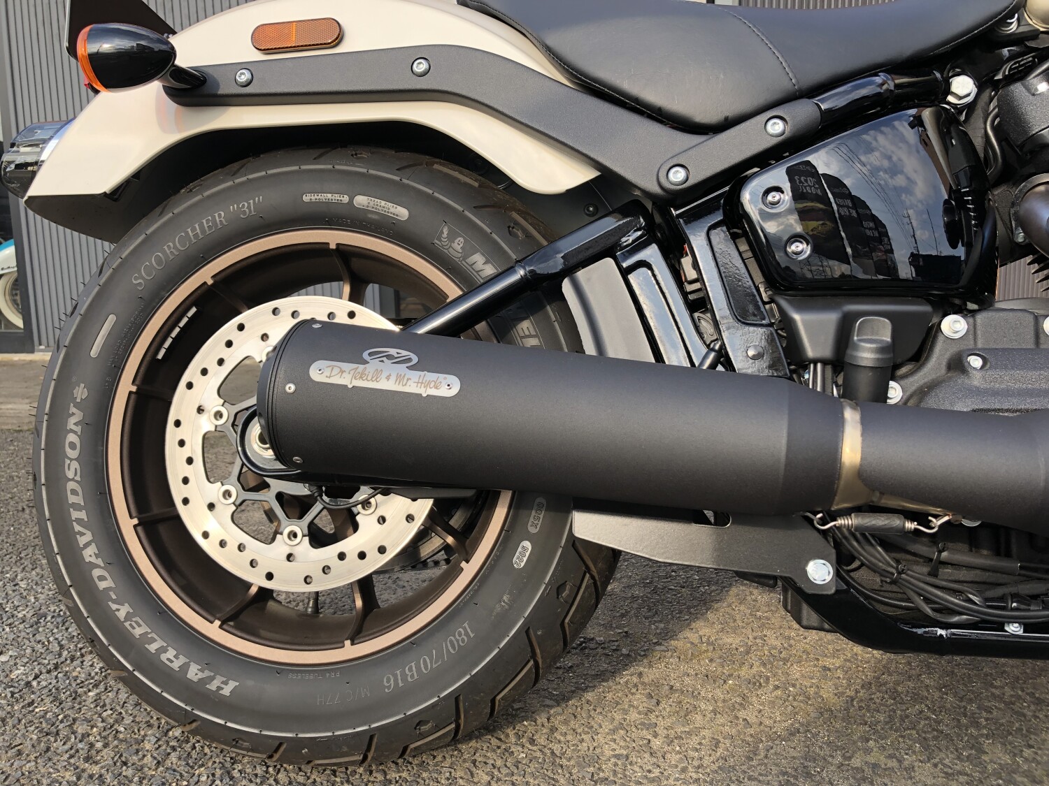 試乗車のローライダーSにジキル＆ハイドマフラーをつけました