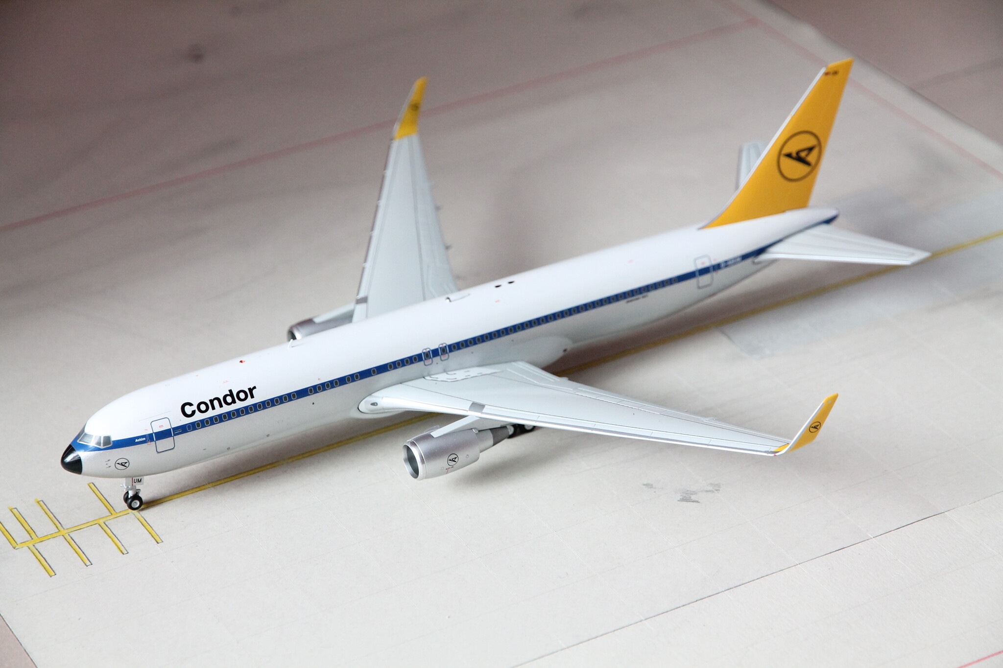 1:200 Condor “retro” Boeing B767-300ER D-ABUM JC Wings SA2040