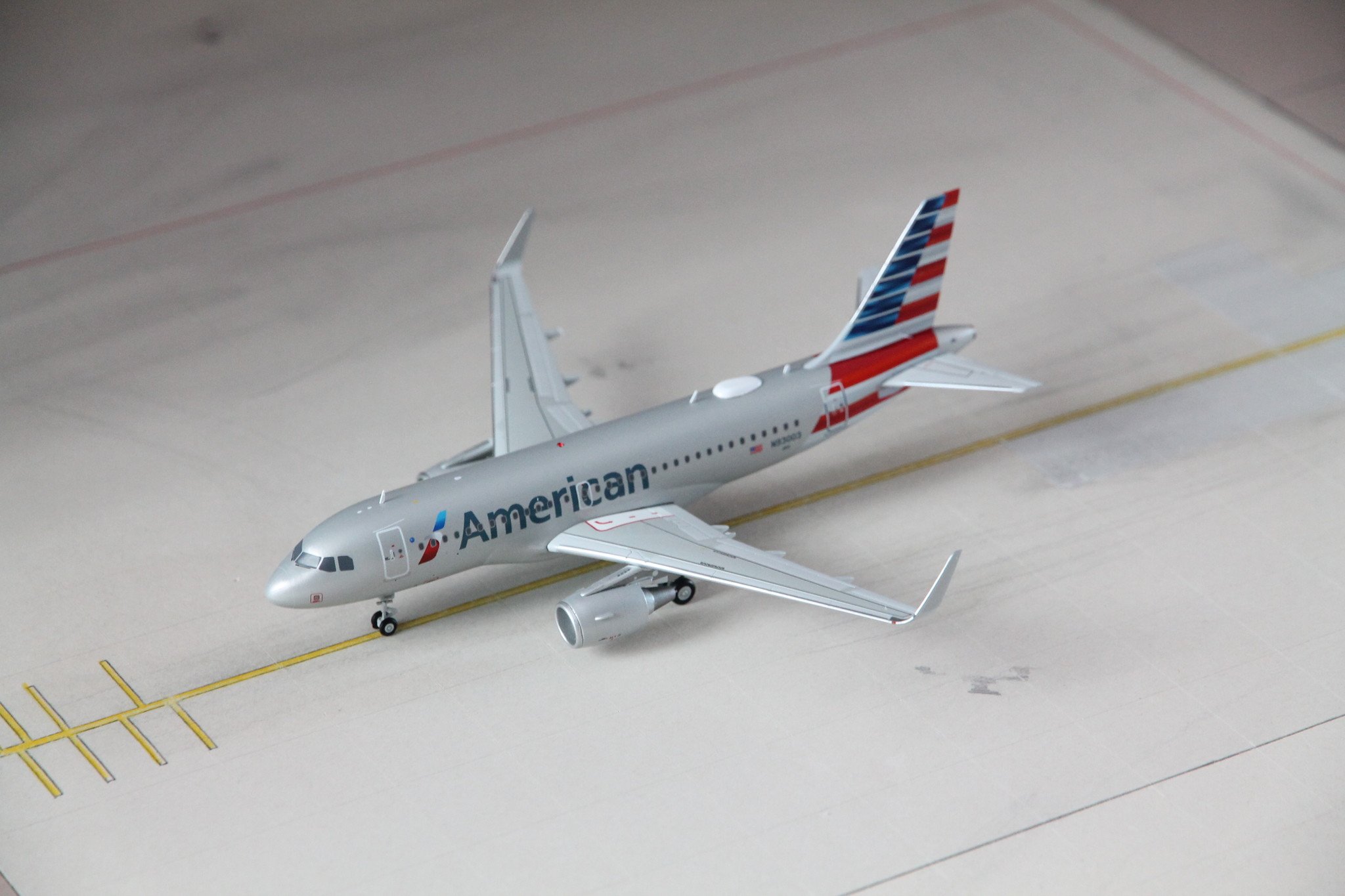 1:200 American Airlines Airbus A319 N93003 Gemini200 G2AAL1102