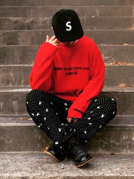 Supreme のニット/セーターを使った「赤ニット」の人気ファッション