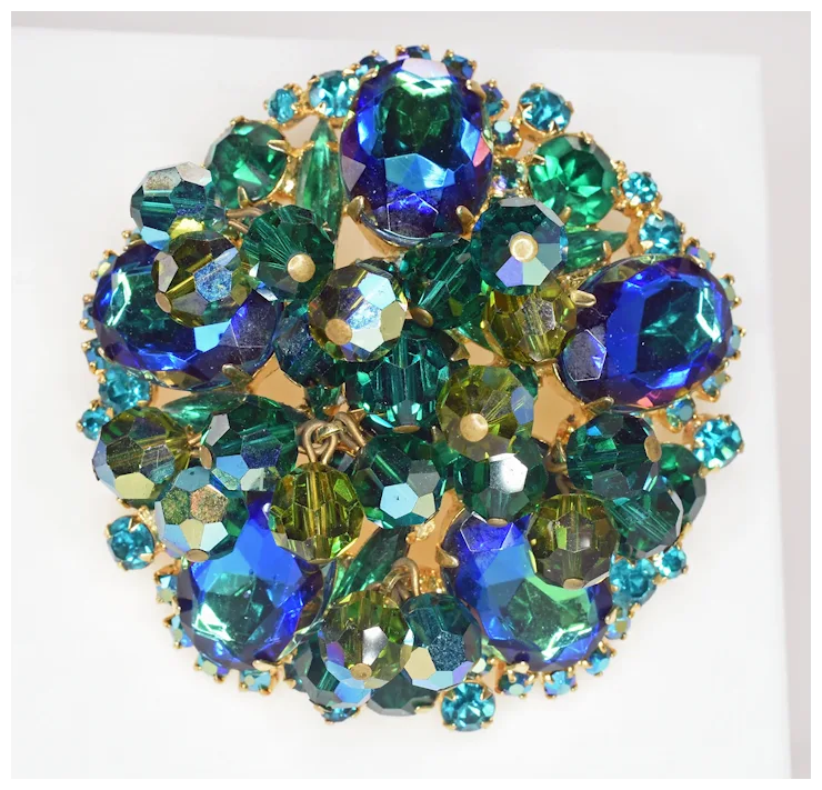 Outstanding Verified Juliana brooch with Color-changing Bermuda