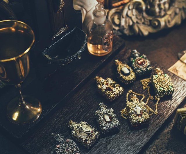 送料無料】台湾 チェコのアンティーク香水瓶 fabricthevintage - Pinkoi