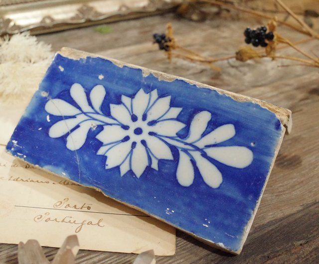 台湾 ポルトガルヴィンテージ。アンティーク青白タイル。青地に白花