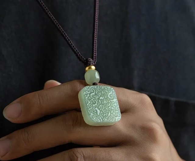 送料無料】和田玉 祥雲無事牌ネックレス まつぼっくり手作り - Pinkoi