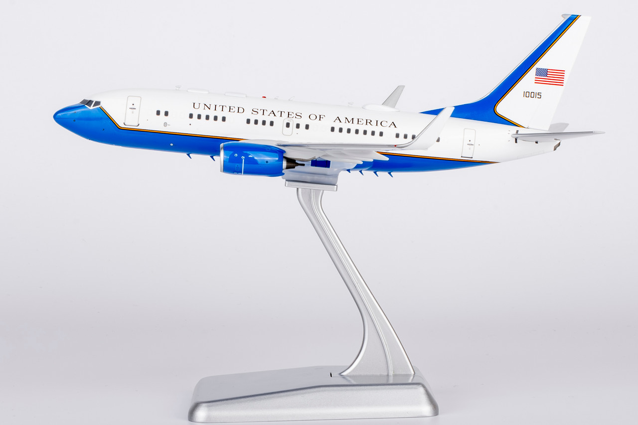 USA - Air Force C-40B (737-700 BBJ) 01-0015 with stand 05016 1:200