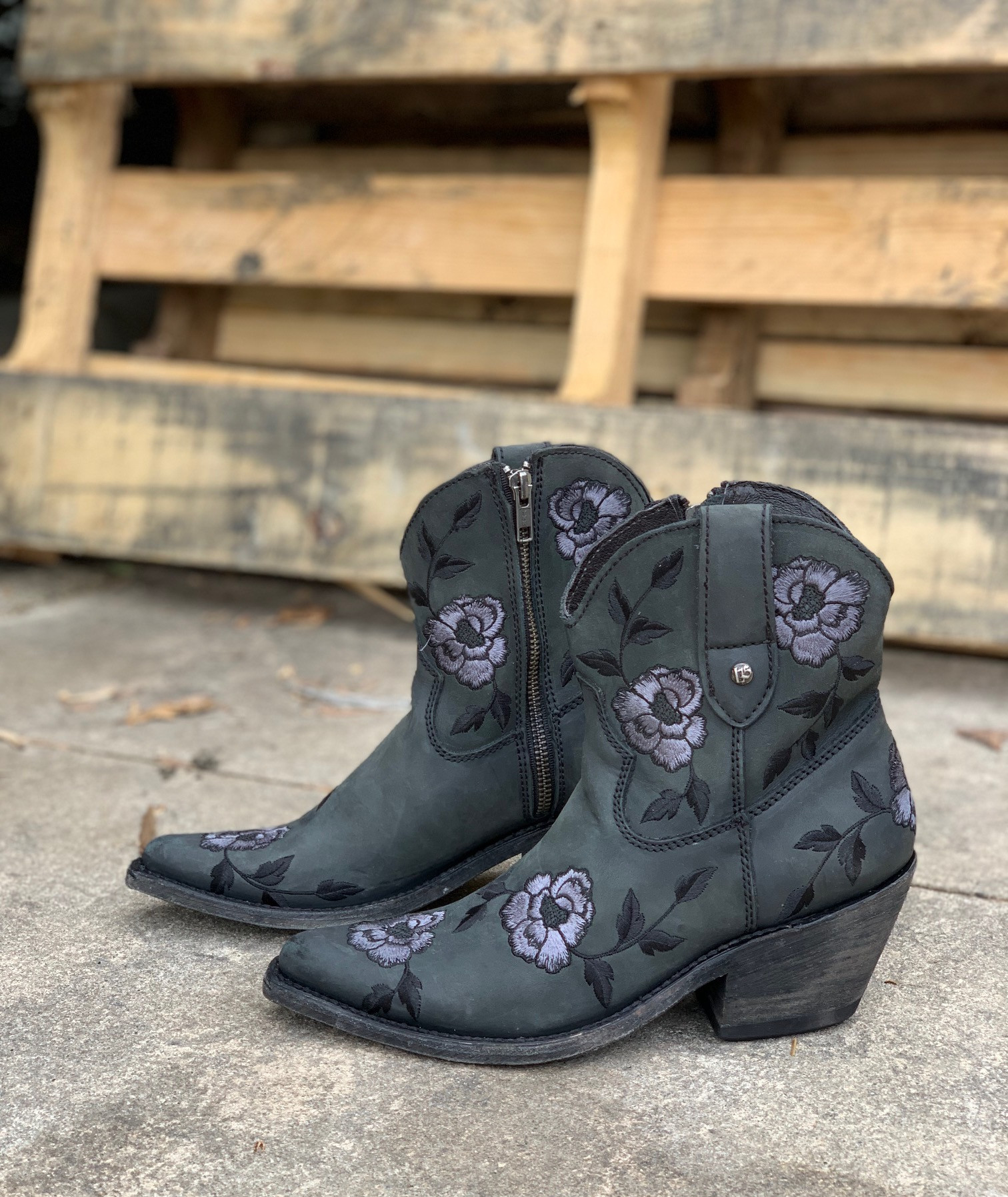 Liberty Black Garden Negro Floral Short LB7129102