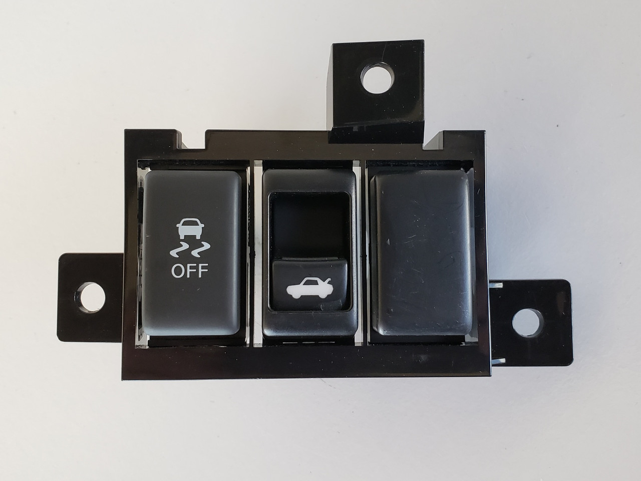 08-13 Infiniti G37 L13242 AA600 Traction Control Trunk Release