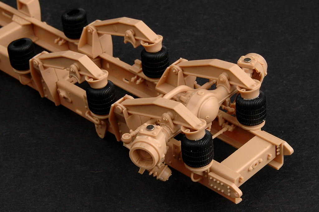 1/35 Hobby Boss M1070/M1000 HETS - Squadron.com