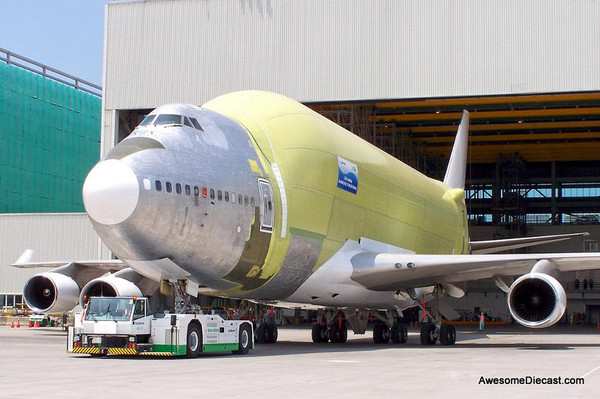 JC Wings 1:200 Boeing 747-400LCF Dreamlifter ( Bare Metal Version)
