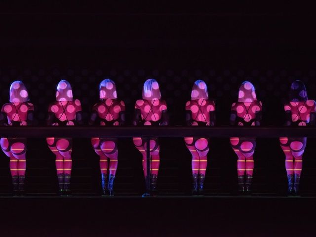 クレイジーホース | パリ 旅行の観光・オプショナルツアー予約 VELTRA