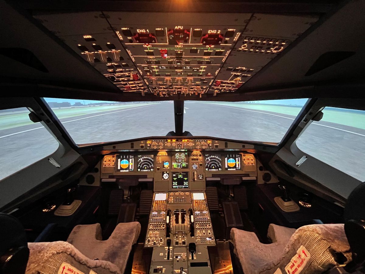 フライトシミュレーター 憧れのパイロット体験 世界中で大人気の