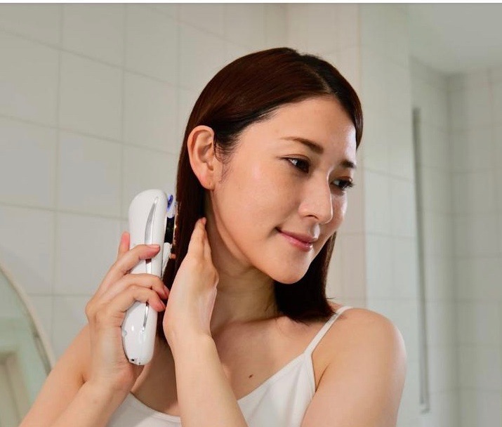 髪だけでなく頭皮もケアして、小顔美人に。1台で3役こなす！EBiSの美顔