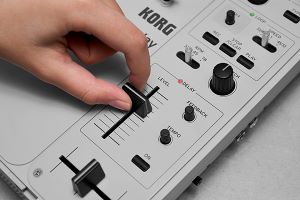 HANDYTRAXX PLAY ポータブル レコードプレーヤー！スピーカーも内蔵