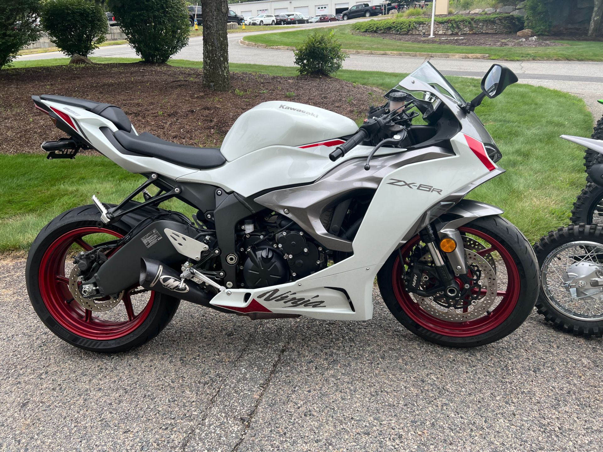 Used 2024 Kawasaki Ninja ZX-6R Pearl Robotic White / Metallic