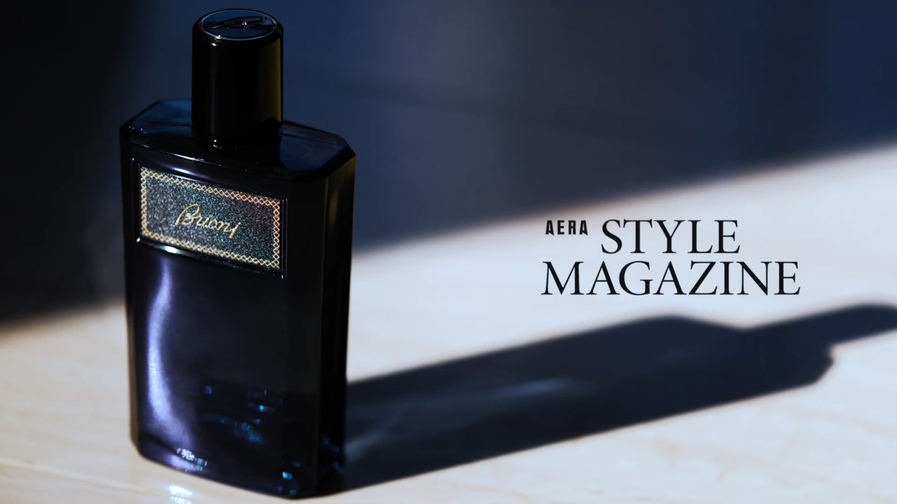 大人の余裕を醸す香りのアクセサリー。香りを記憶として刻む【香水とV