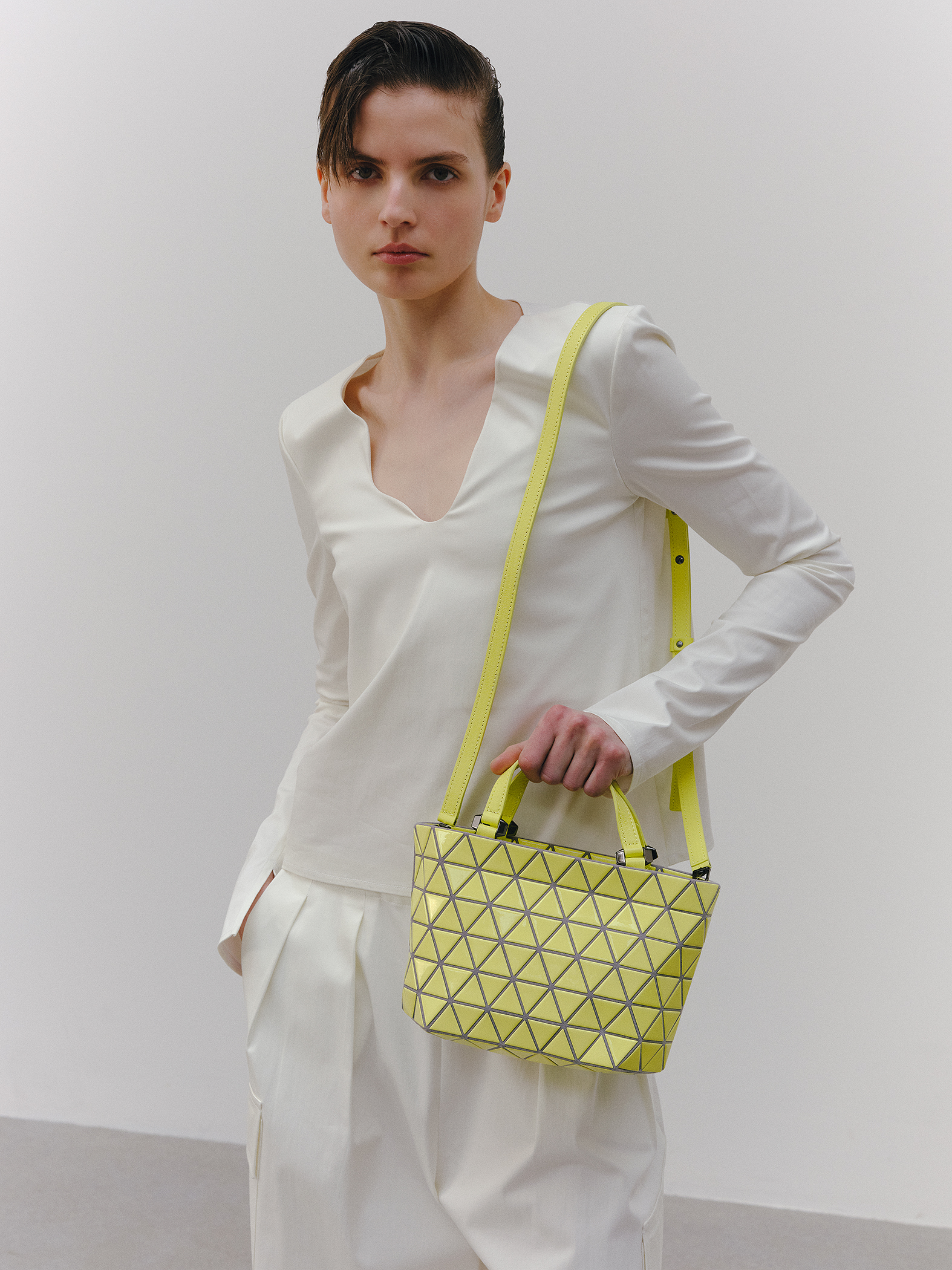 STYLE | BAO BAO ISSEY MIYAKE 造形美と機能が調和した正三角形ピース