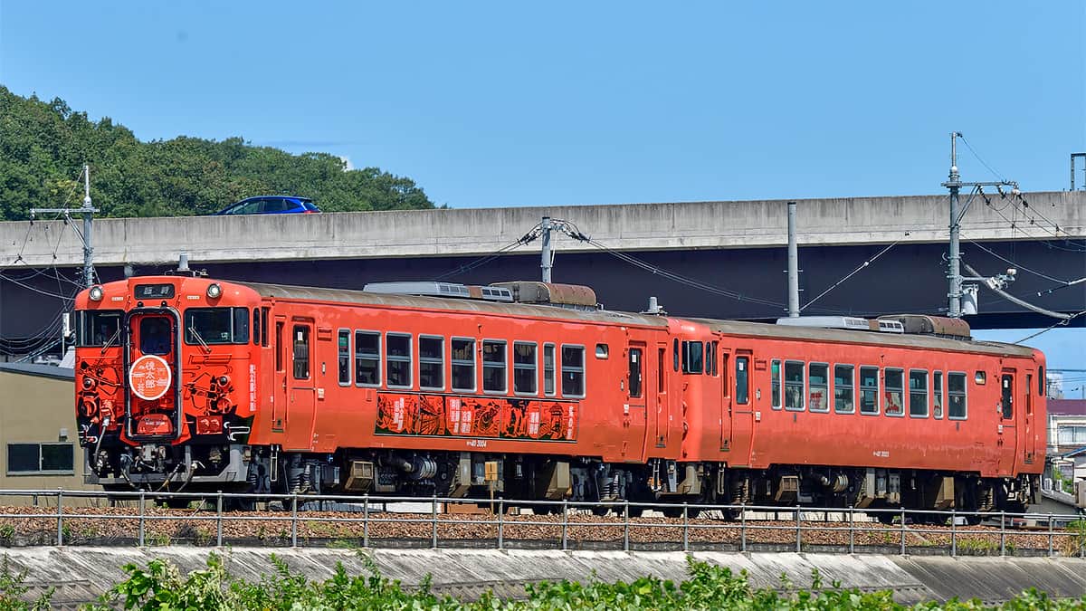 キハ40 3004に「桃太郎伝説」ラッピング｜鉄道ニュース｜2023年8月12日