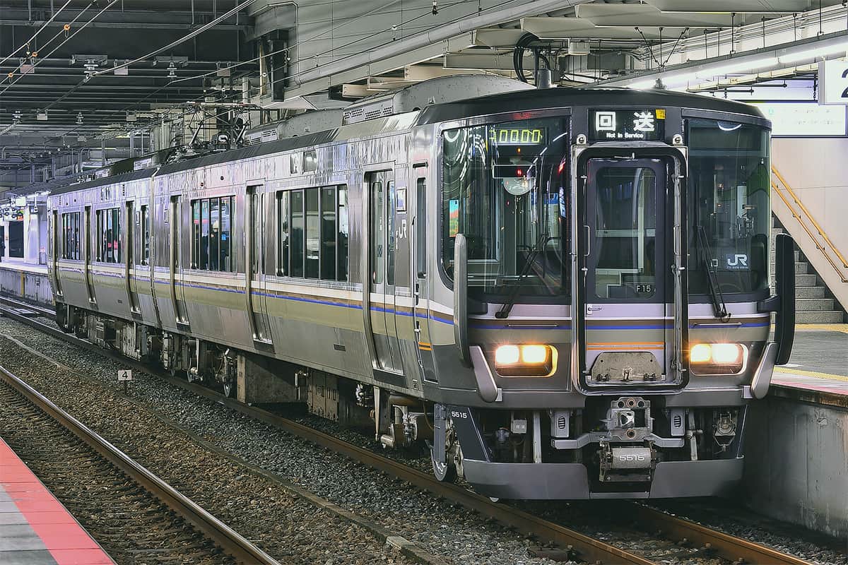 223系5500番代に転落防止ほろが取り付けられる｜鉄道ニュース｜2015年